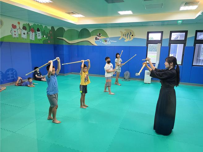 林口運動中心開設真劍勝負營，讓孩子學習劍道精神及技巧。（新北市體育處提供）