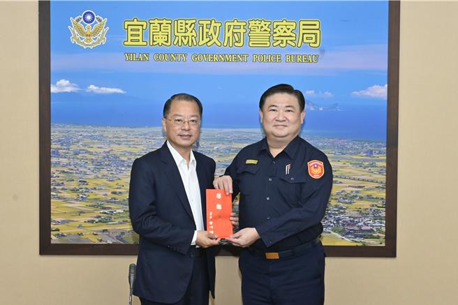 内政部警政署署长黄明昭（左）29日至宜兰县警察局，颁发选举治安维护及侦破组织暴力犯罪、诈欺集团等重大案件慰勉金给局长林武宏（右），激励同仁士气。（警方提供／吴佩蓉宜兰传真）