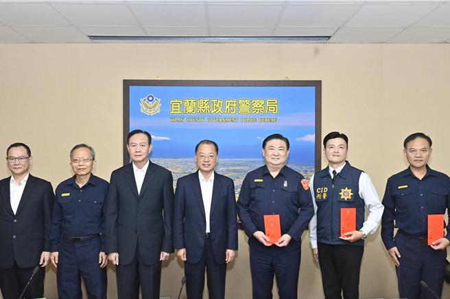 内政部警政署署长黄明昭（左四）29日至宜兰县警察局，颁发选举治安维护及侦破组织暴力犯罪、诈欺集团等重大案件慰勉金给局长林武宏（右三），激励同仁士气。（警方提供／吴佩蓉宜兰传真）