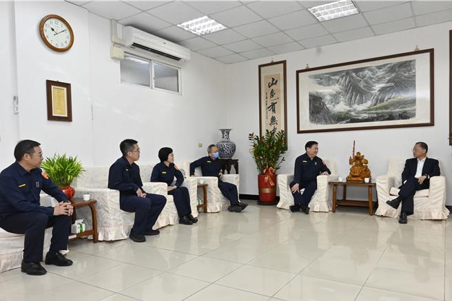 内政部警政署署长黄明昭29日率领刑事警察局局长周幼伟及警政署保安组组长李权哲等各级长官，至宜兰县警察局访视并召开「治安维护及选举查察工作座谈会」。（警方提供／吴佩蓉宜兰传真）