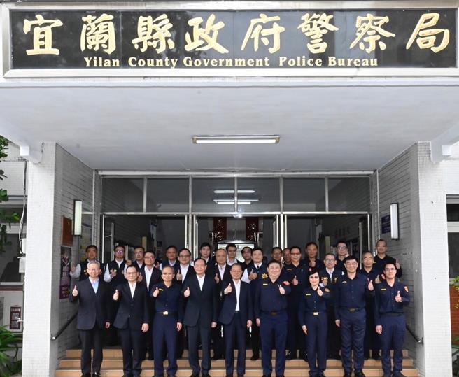 内政部警政署署长黄明昭（前排左五）29日率领刑事警察局局长周幼伟及警政署保安组组长李权哲等各级长官，至宜兰县警察局访视并召开「治安维护及选举查察工作座谈会」。（警方提供／吴佩蓉宜兰传真）