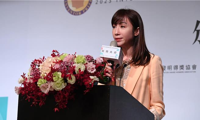 民進黨立委參選人許淑華（圖）質疑，國民黨副總統參選人趙少康若要恢復特偵組，應該要先調查「中廣賤賣案」，更直指如今趙少康賴著臉皮死活不肯辭掉中廣董事長，是在害怕什麼？（摘自許淑華臉書／丁上程台北傳真）