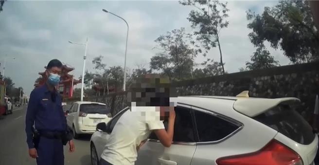 女童母亲林女下车帮女儿换尿布时，未料车门自行上锁，将她反锁于车外，林女手机因放车内，只好紧急向路人求助报案。（警方提供／林雅惠高雄传真）