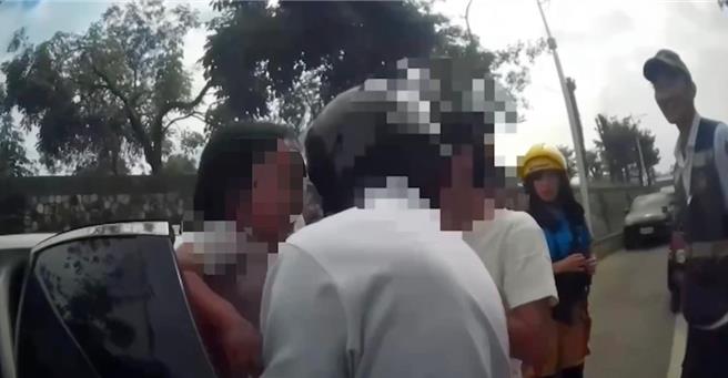 林男抵达现场以汽车备用钥匙开启车门，女童才结束一场惊险记。（警方提供／林雅惠高雄传真）