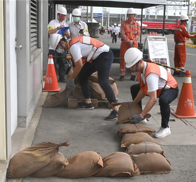 台灣高鐵29日在燕巢總機廠舉行安全演練和競賽，圖為沙包堆疊比賽。（林瑞益攝）