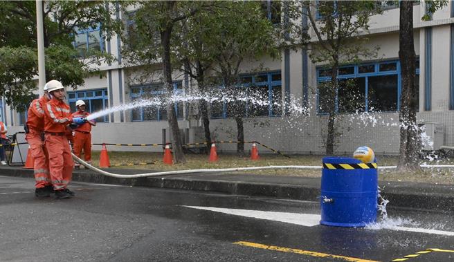 台灣高鐵29日在燕巢總機廠舉行安全演練和競賽，站務員以水柱射排球充當的水靶。（林瑞益攝）