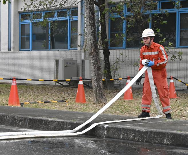 台灣高鐵29日在燕巢總機廠舉行安全演練和競賽，站務員拿水柱射排球充當的水靶後，還要收起消防水帶（見圖）才算完成項目。（林瑞益攝）