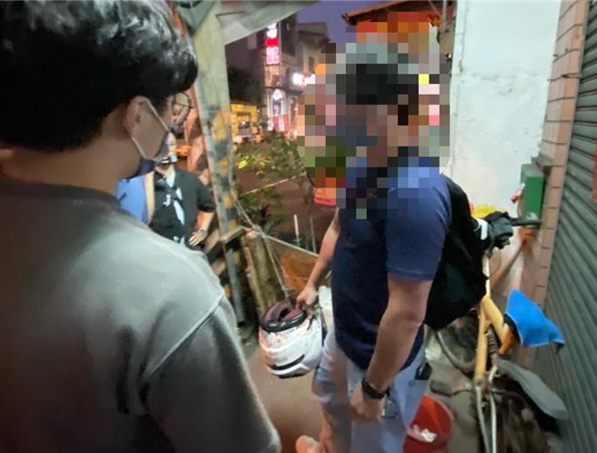 台中市出现加霸王油怪客，田男（右）骑机车加油，趁隙骑车逃逸，先后在5家加油站共「揩油」10多次，台中市刑大在11月6日将他拘提到案，依诈欺及窃盗案移送侦办。（警方提供／陈淑芬台中传真）