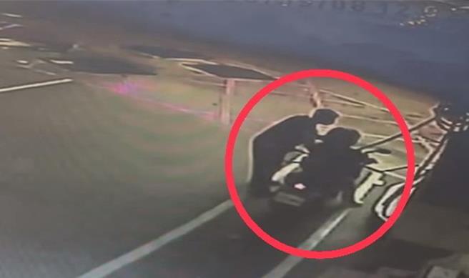 台中市出现加霸王油怪客，田男骑机车加油，趁隙骑车逃逸，先后在5家加油站共「揩油」10多次，台中市刑大在11月6日将他拘提到案，依诈欺及窃盗案移送侦办。（警方提供／陈淑芬台中传真）