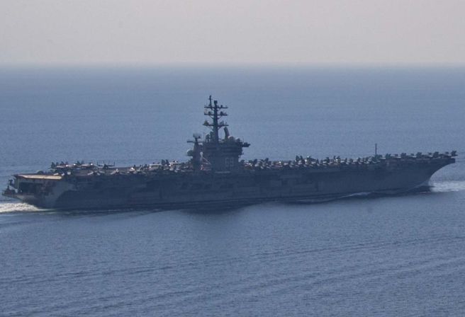 美國「艾森豪」號（USS Dwight D. Eisenhower，CVN 69）航母11 月 26 日穿越荷莫茲海峽（Strait of Hormuz）的畫面。（美國海軍）
