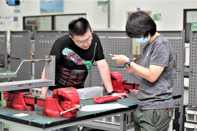 从高雄北漂到台中的贵惠在航空制造业担任专案经理，透过中彰投开设的飞机修护课程提升专业能力。(中彰投分署提供)