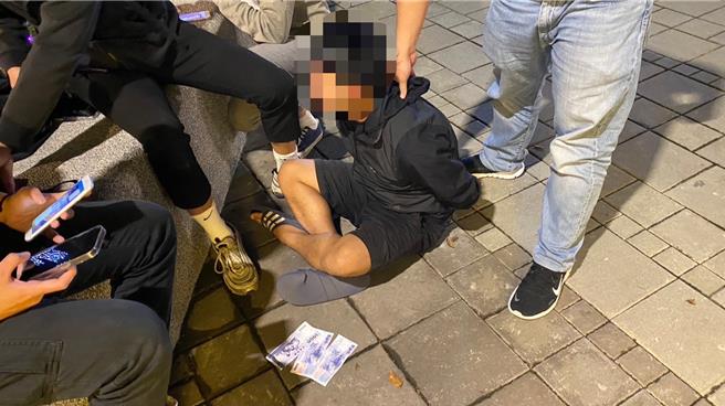 员警逮捕车手吴姓少年。（警方提供）