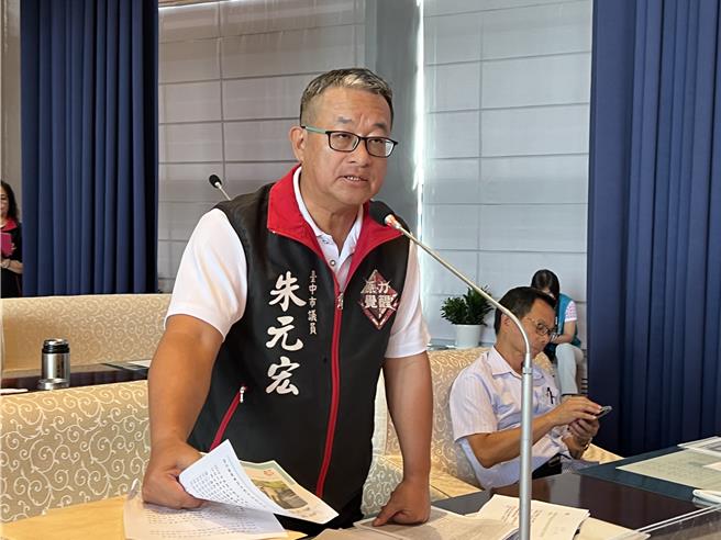台中市議員朱元宏表示，以往預算審查時，只要是中央補助款，不分黨派、大家都不會有意見，要求市長盧秀燕說清楚為何發言引發爭議。(林欣儀攝)