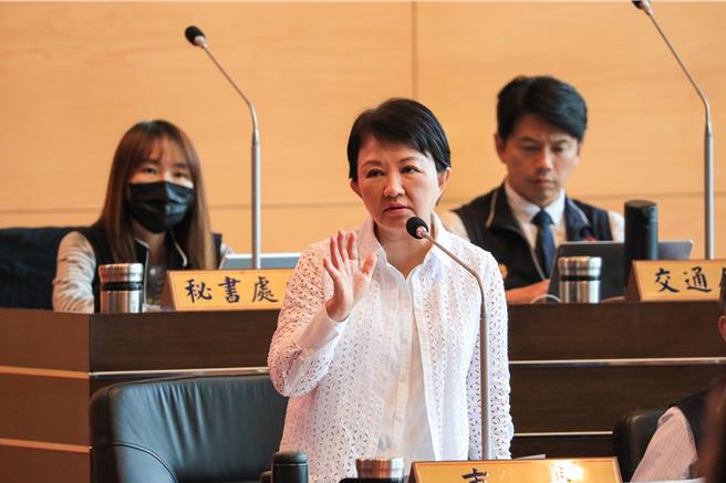 台中市長盧秀燕強調，自己說中央沒補助，舉的是巨蛋、會展中心及綠美圖，如果不趁選舉時講，選後就會「船過水無痕」。(林欣儀攝)