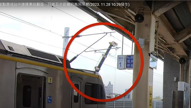 台铁潮州车站副站长邱旻杰28日上午在列车进站前巡视月台时，竟看到第一月台线路外线有吊车臂入侵铁路路线，他担忧成「台中捷运事故翻版」，赶紧通报成功阻止憾事发生。（翻摄自「Dukoff血汗台铁／谢佳潾屏东传真）