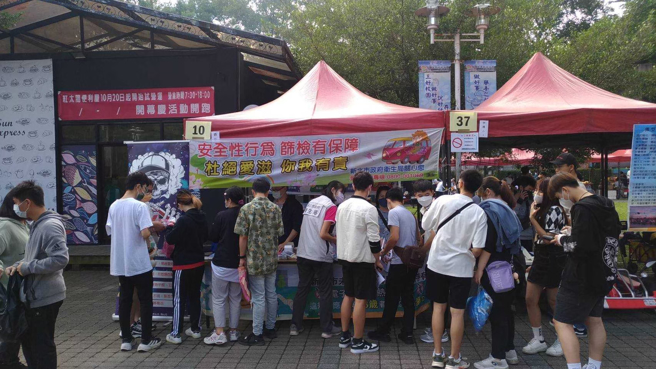 新北市政府卫生局至新北市各大专院校进行「性福巴士」爱滋卫教及匿名筛检活动(图/ 新北市政府卫生局提供)