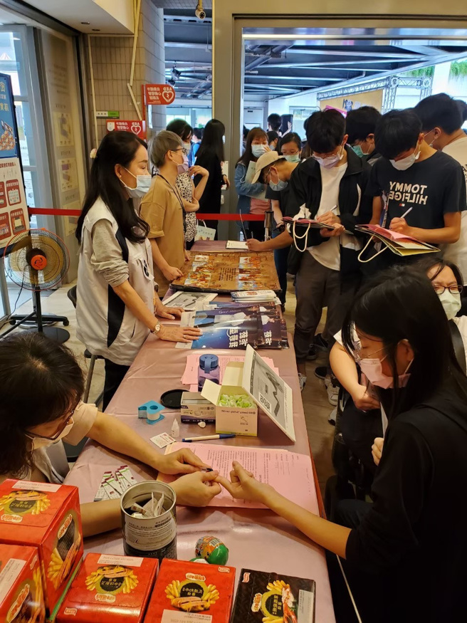 新北市政府卫生局至新北市各大专院校进行「性福巴士」爱滋卫教及匿名筛检活动(图/ 新北市政府卫生局提供)