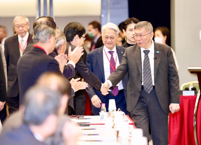 台灣民眾黨主席柯文哲29日受邀出席「台灣經濟發展論壇：與國家未來領導人對談 」，柯文哲（右）在工商協進會理事長吳東亮（後中）陪同下步入會場。（陳信翰攝）