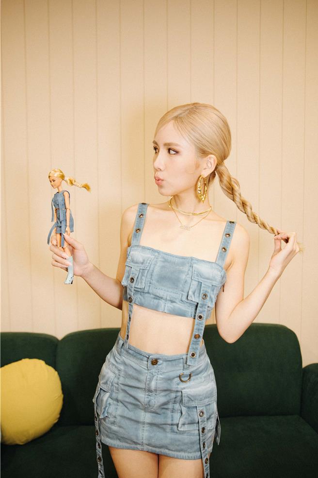  Jocelyn 9.4.0穿中空装拍摄〈Woody〉MV。（华风数位提供）