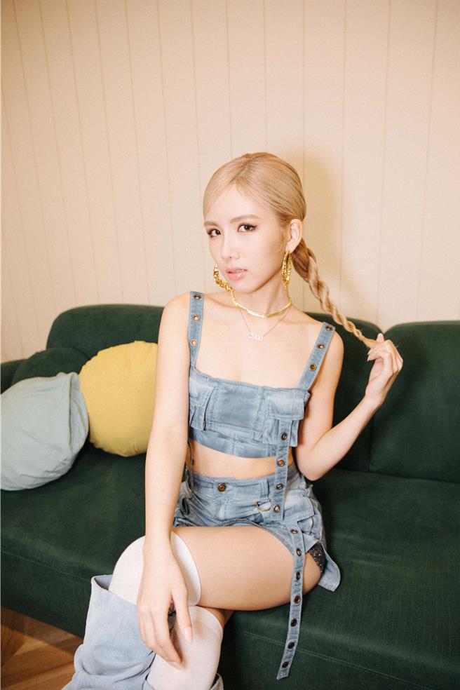  Jocelyn 9.4.0穿中空装拍摄〈Woody〉MV。（华风数位提供）