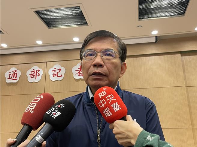 交通部長王國材29日受訪表示，他目前還沒看到台鐵公司從業人員薪資待遇方案，他承諾若有不合理之處同意酌予調整。（蔡亞樺攝）