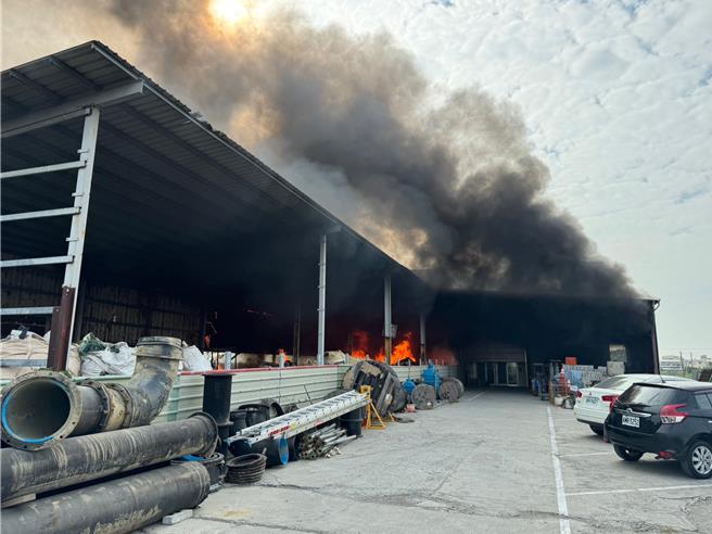 台南市安定区一处废弃物堆置场29日下午接近2点起火，火势相当猛烈，浓烟直窜天际。（读者提供／张毓翎台南传真）