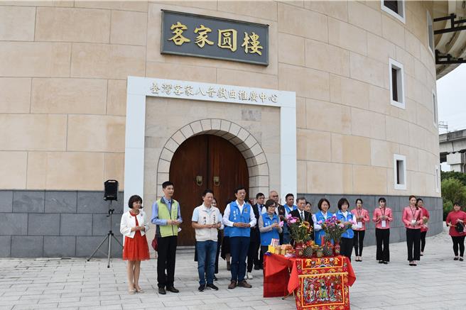 台湾客家八音戏曲推广中心29日举行开幕营运仪式。（谢明俊摄）