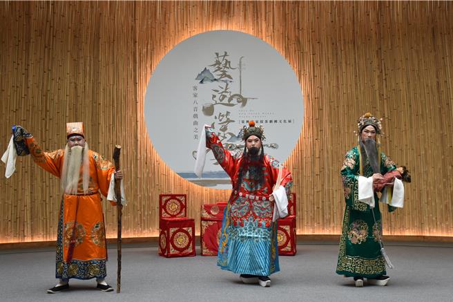 台湾客家八音戏曲推广中心29日举行开幕营运仪式，由荣兴採茶剧团表演。（谢明俊摄）