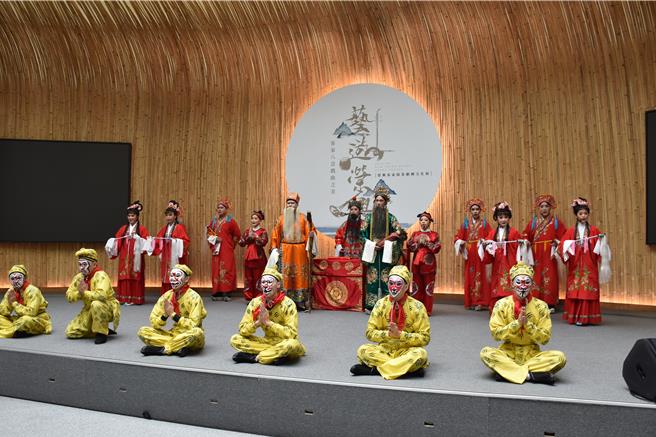 台湾客家八音戏曲推广中心29日举行开幕营运仪式，由荣兴採茶剧团表演。（谢明俊摄）