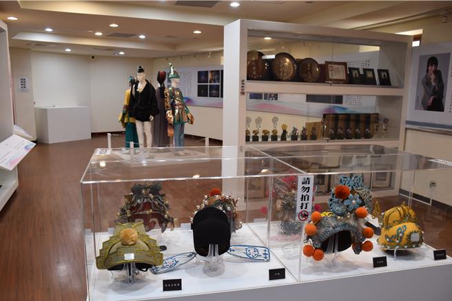 台湾客家八音戏曲推广中心29日举行开幕营运仪式，2楼有客家戏剧头套展览。（谢明俊摄）