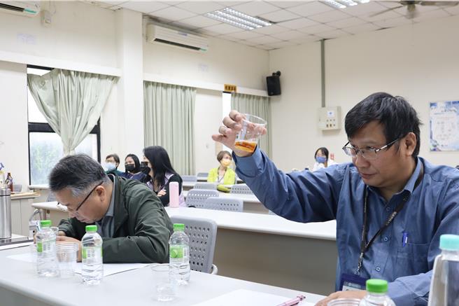 明新科大应用材料科技系办理精酿啤酒研习课程，参与课程的师生们在29日的期末成果大比拚。（邱立雅摄）