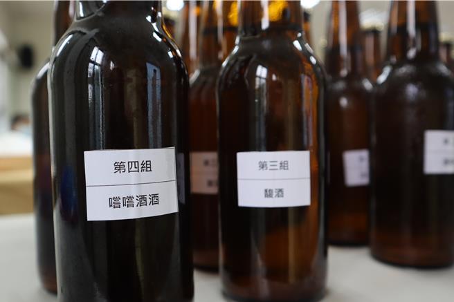 明新科大应用材料科技系透过教育部计画办理精酿啤酒研习课程，6周的课程成果于29日展开师生大比拚，由专家品评选出最优成品。（邱立雅摄）