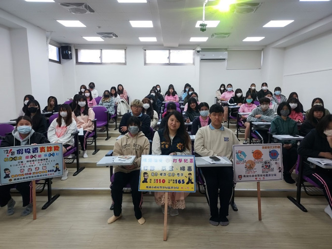 龙潭警方前进校园，扎根「识诈」，培育防诈种子。（翻摄画面）