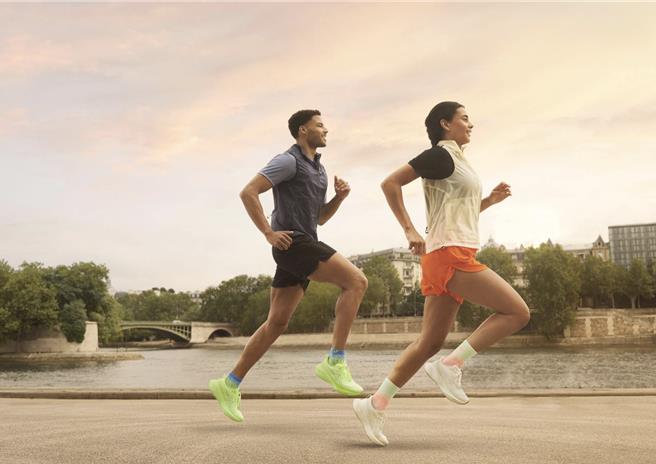 ASICS NOVABLAST 4鞋款标榜集高回弹、舒适、时尚造型于一身，4580元。（ASICS提供／朱世凯台北传真）