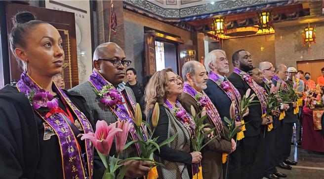 宜兰县五结乡圣清宫28日庆祝三清道祖万寿圣诞，有别于以往，特别邀请28个外国大使，进行宗教文化交流。（民眾提供／吴佩蓉宜兰传真）