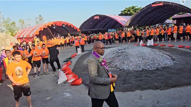 大使团表示能近距离参与古老仪式，令人嘆为观止。（民眾提供／吴佩蓉宜兰传真）