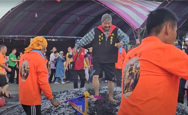 时辰一到，信徒开始赤脚衝过碳火堆。（民眾提供／吴佩蓉宜兰传真）