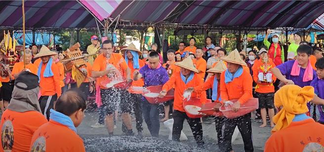 衝火路的过程，紧张的让人一度屏息，一旁还有人随着洒上盐米，一方面降温、一方面驱邪。（民眾提供／吴佩蓉宜兰传真）