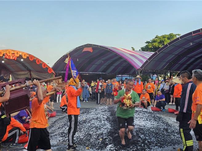 过火仪式吸引上佰位信徒参加，有些人抬着神轿、有些人手捧神像。（民眾提供／吴佩蓉宜兰传真）