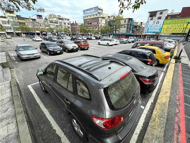 金湖篮球场旁旧市场53格，考量早市、晚餐时间之市场需求，收费时间为每日上午07：00至下午19：00。(于家麒摄)