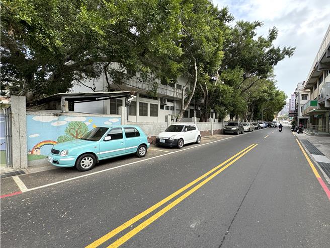 金湖市区林森路25格停车格自明年元旦起开始收费，收费时间为每日上午08：00至下午19：00。(于家麒摄)