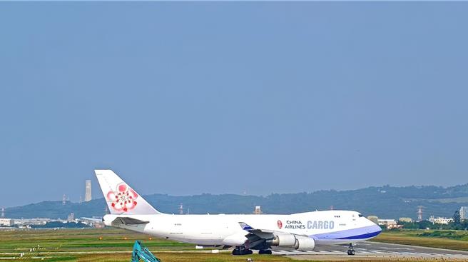 最新上线的桃园观光即时影像纳入桃园国际机场的飞机起降画面。(观旅局提供／蔡依珍桃园传真)