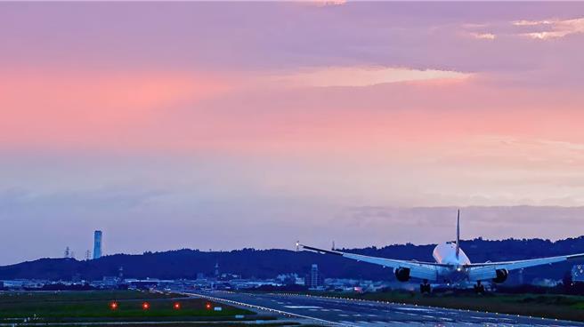 最新上线的桃园观光即时影像纳入桃园国际机场的飞机起降画面。(观旅局提供／蔡依珍桃园传真)