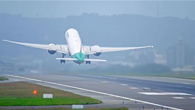 最新上线的桃园观光即时影像纳入桃园国际机场的飞机起降画面。(观旅局提供／蔡依珍桃园传真)