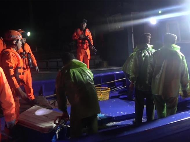 28日晚间于金门田埔东0.7浬有大陆籍渔船越界作业并蛇行拒检，海巡特勤强势登船带回5人调查。(图／海巡署提供)