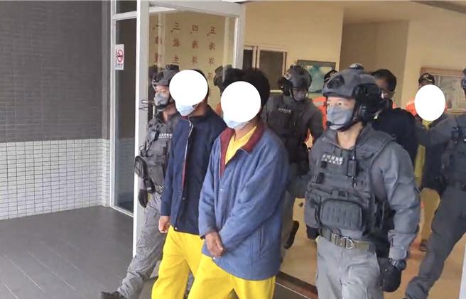 大陆籍「无船名」1船5人越界作业，海巡特勤强势登船随将涉案人、船押返料罗港留置调查。(图／海巡署提供)