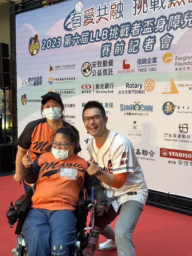 何戎（右）对身障儿的勇气与家长的坚毅感动不已。（何戎提供）