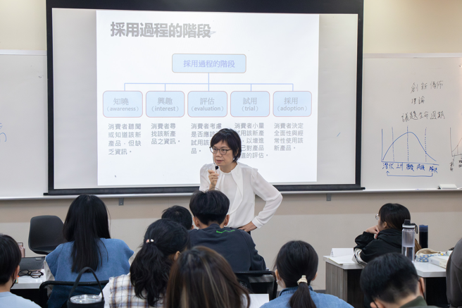 世新大学公广系明星教授许安琪深耕广告心理学领域。(照片/世新大学提供)