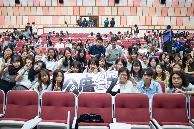 世新公广系明星教授许安琪（前排右三）指导学生策略性参赛。(照片/世新大学提供)