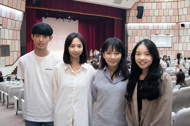 世新公广系学生（左起）刘俊廷、黄思绮、萧彩屏、胡羽薰，在许安琪指导下发挥创意，成功打入TAA校园创意策略提案竞赛复赛。(照片/世新大学提供)